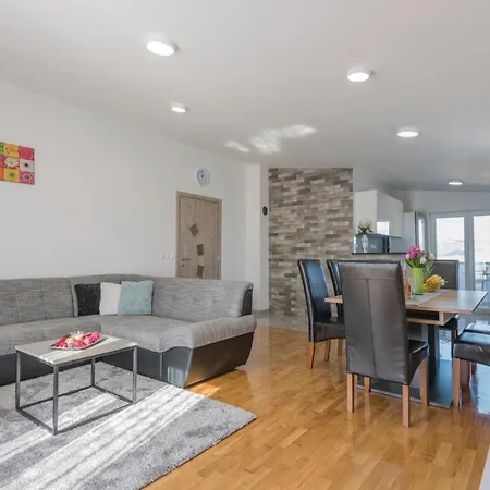 Tatil Evi Three-bedroom In Grubine