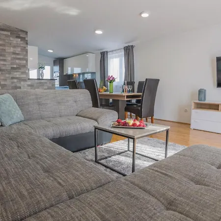 Tatil Evi Three-bedroom In Grubine